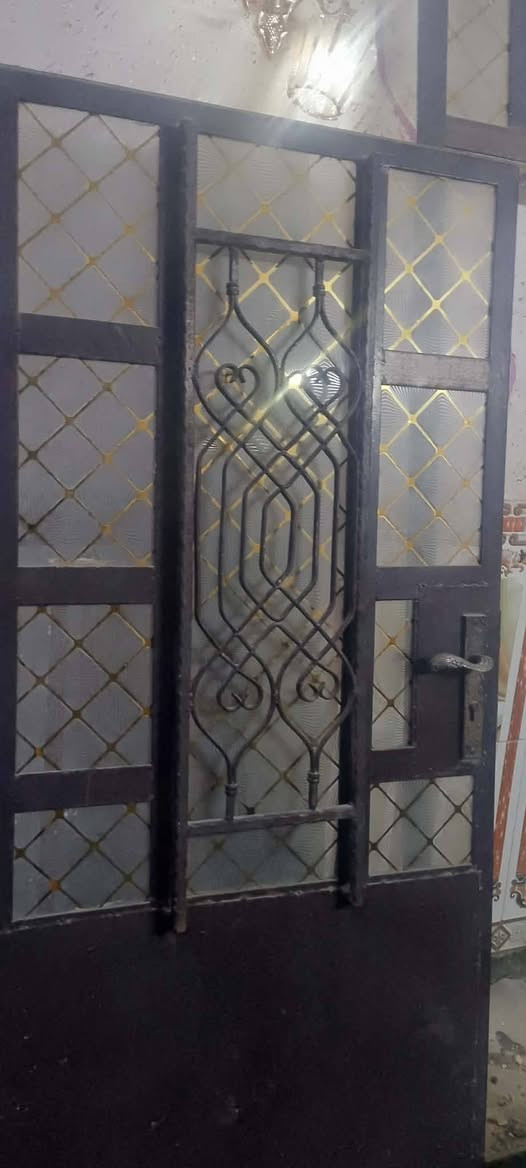 شباكين واحد استقبال طوله 2/70 متر وعرضه 2 وشباك مطبخ كامل مع باب وباب استقبال طوله 2/70 متر وعرضه متر وربع كلهن 2 ونص ملم وسعر 500 وبيها مجال 
رقم الهاتف *********** لو تجي خاص على فيس بوك
