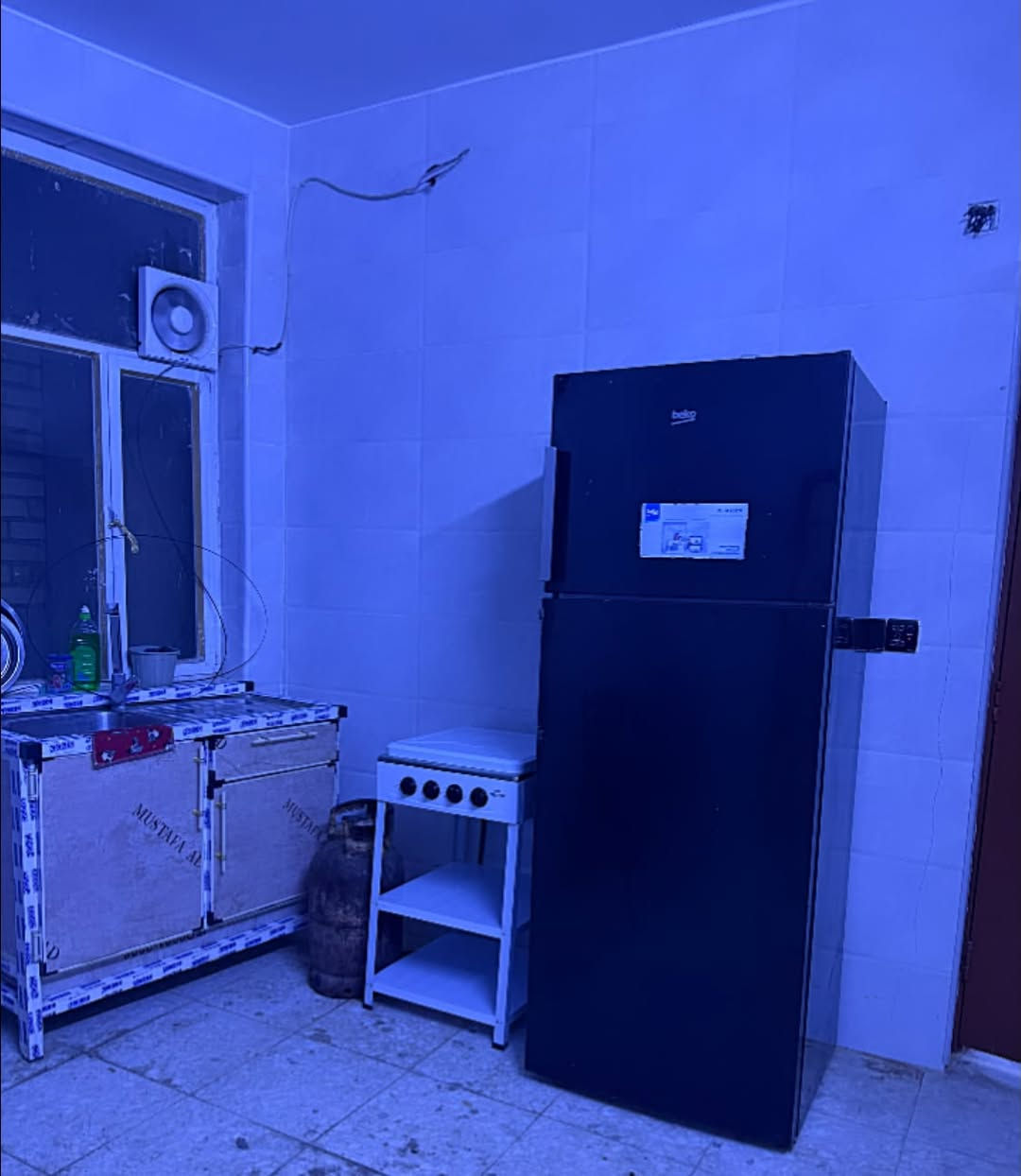 السلام عليكم شقة مؤثثة طلاب او موظفين للإيجار بنظام السرير مساحةً 130 طابق اول غرفتين نوم مع درج خارجي وكراج كبير مشترك مع الشقة الأرضية  مع مساحة لوقوف السيارة أمام الدار . غرفة بيها  4 اسرة والثانية 3 اسرة بالإضافة الى مطبخ مؤثث وصحيات كاملة سبالت انفيرتر  مع مبرده تشتغل منطقة الاسكان على الشارع العام مقابل كلية بغداد للعلوم الاقتصادية وقريبة على المأمون والتراث والنخبة والنسور وآشور الشقة فارغة حالياً سعر السرير 150 الف اذا مجموعه كاملة الشقه يأجروها السعر بي مجال علما الايجار بدون دلاليه كوني صاحب الدار ***********
