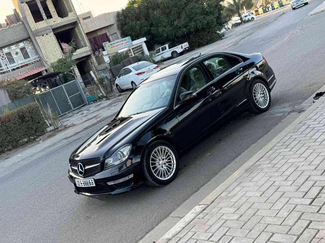 السلام وعليكم
***********
مارسيدس c350
محرك v6 
فول موصفات 
فتحه 
كشنات جلد كهرباء 
ستيرن كهرباء 
تحكمات ستيرن 
داخل بيجي 
شاشه 
لايت زينون وعدسات 
رقم اربيل تحويل وكاله بشرط 
مكانه بغداد السيديه 
السعر 108 مع مجال
