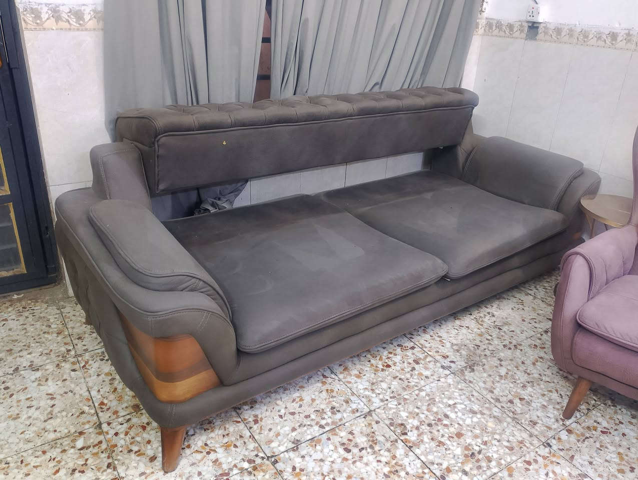 تركي حديث 13 مقعد قاعده خشب زان اسفنج طبي السعر 850 الف ..علما سعر العشره مقعد  مليونين و150. البيج الي يبيعه موجود ..*********** واتساب  اتريد 8 مقعد ابيعلك حسب الاتفاق  صوره التخم  قبل نص ساعه بدون اي اضافات
