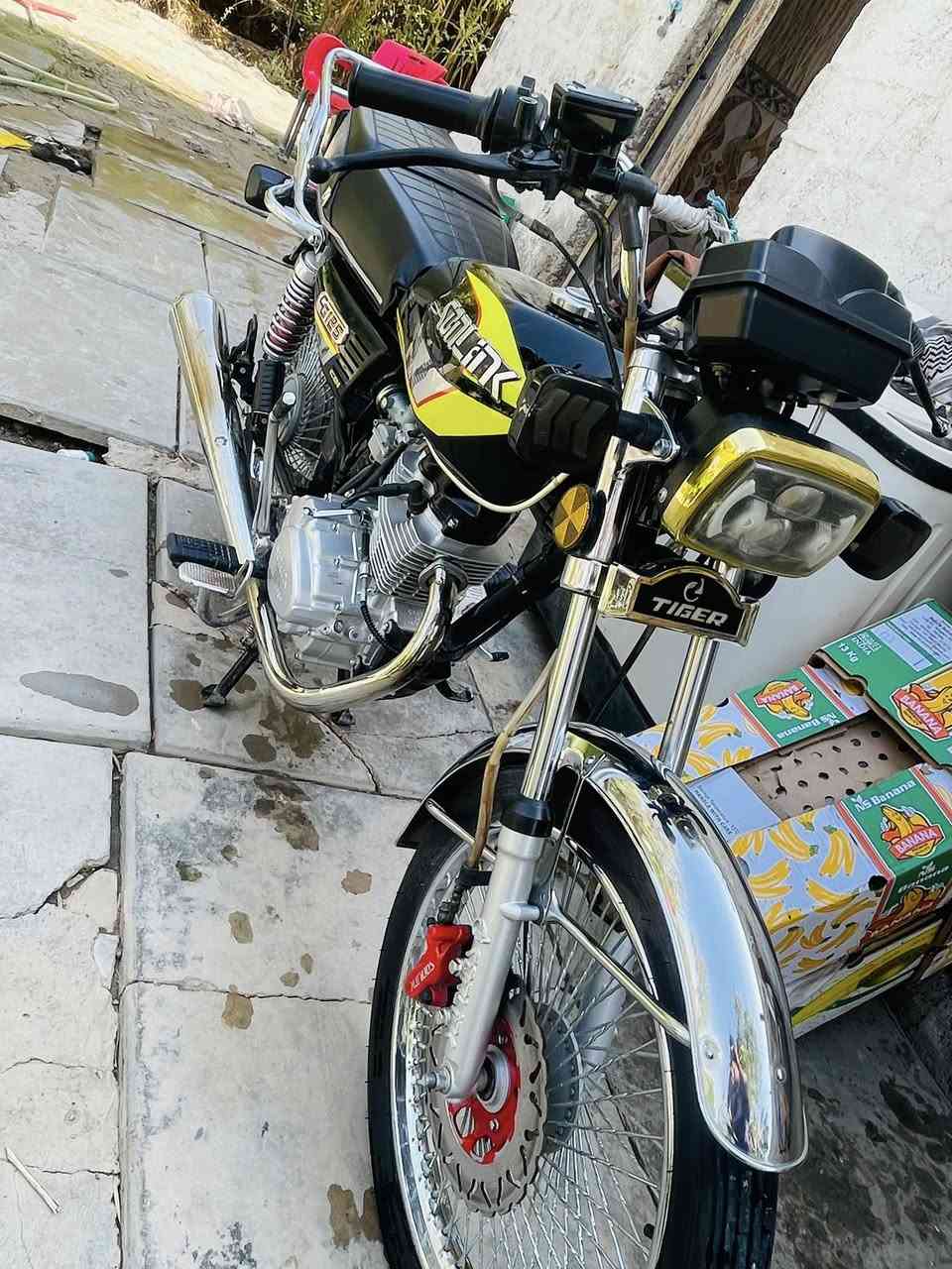 السلام عليكم دراجه للبيع موديل 2024نضيفه خير من الله محرك ما مفتوح سبانه ما ممدوده عليه ولي ما يشتري رجام ليضل يخابر السعر 650وبيه مجال ***********
