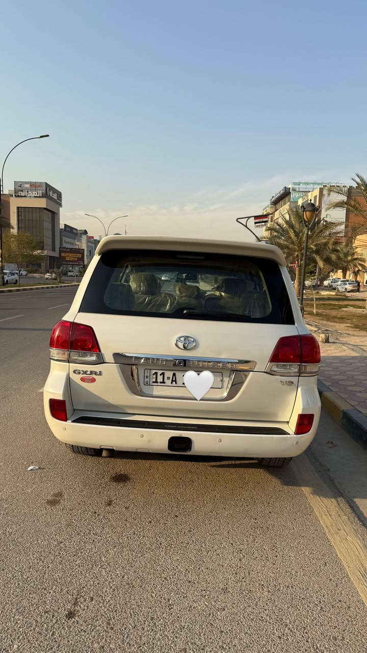 بسم الله لاندكروز ستينية اصل 2011 مكفولة من الصبغ والتبديل كير مكينة مكفولات بيها بس باردات ثنين صغار على كد شبر ماشية 192000 وقابل للزيادة السعر 335$ للتواصل ***********
