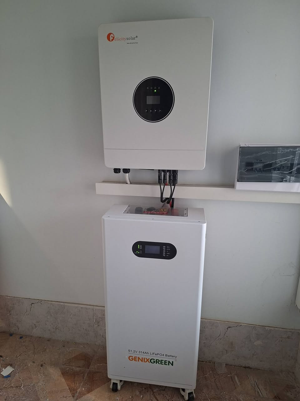 عملنا اليوف في تكريت قضاء #العلم
مبارك لبيت الدكتور عبدالحميد السبهان واخيه الاستاذ محمد .
نفذ #مركز_دجلة_للطاقة_الشمسية 
منظومتان بقدرة ٢٥ امبير نهار و١٥ ليلا 
المكونات//
انفيرتر فيليستي ٨ كيلو واط
بطارية جينكس كرين ١٦ كيلو واط
الواح لونجي ٦١٥ واط
باقي الملحقات والحمايات.
عنواننا//
صلاح الدين تكريت القادسية الشارع العام 
الانبار الرمادي شارع ٦٠
للاستفسار//
***********
***********
