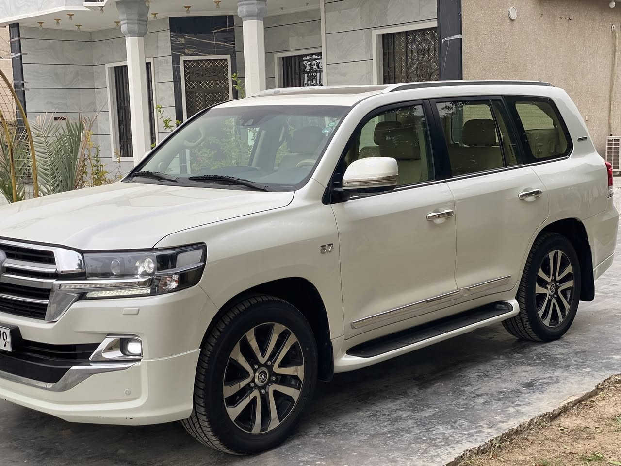 السلام عليكم عندي لاندكروز 2017  VXS ام الرادر مواصفات لكرز  السياره كفاله عامه من الصبغ والضربه والتبديل ماشي 90الف رقم اربيل  بااسمي تحويل ثاني يوم 
محرك 8 سلندر 5700
جكات
بصمات
جنطه كهرباء
3 شاشات
فتحه
تشغيل عن بعد
مقاعد خزن ميموري
محيتاج اذكر الباقي هي لكرز مواصفات
مكاني بغداد
السسسسسعر 545
للاتصال***********
