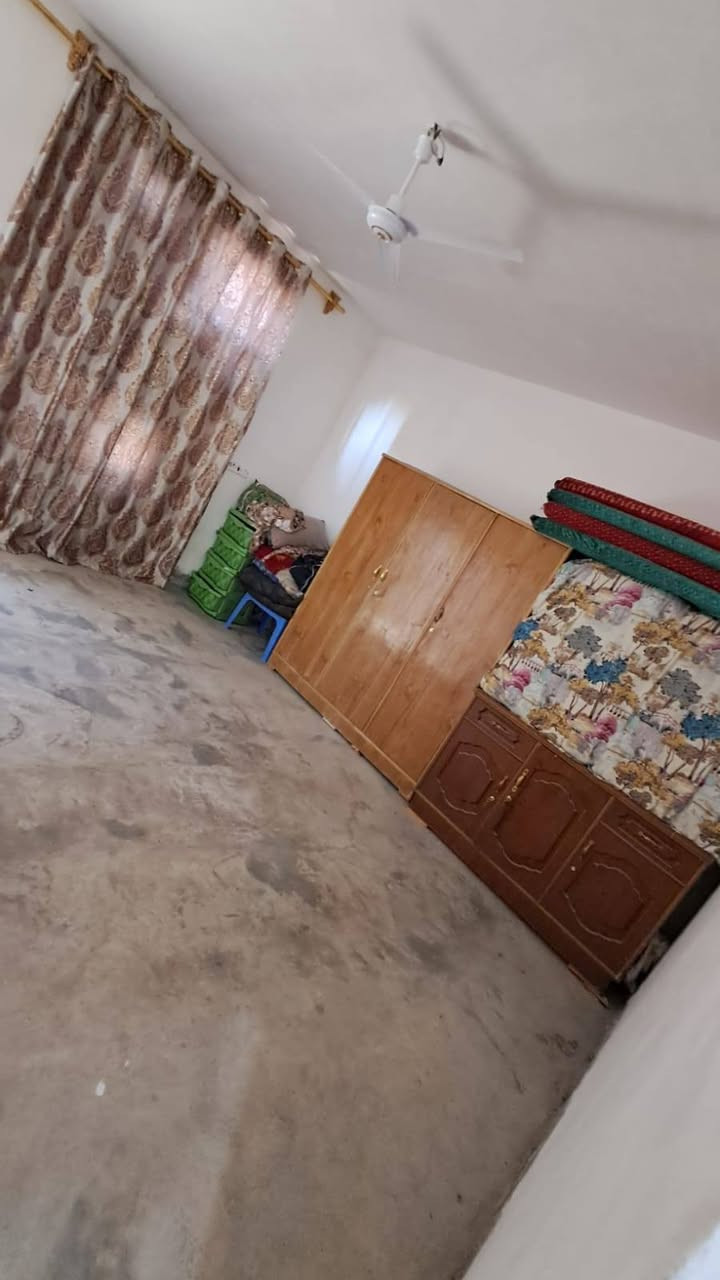 بيت للبيع مساحه ١٨٠بناء حديث العنوان التاميم ابو ذر الغفاري قرب فلكه سلمان باك خدمات كامله ماء تبليط كهرباء يحتوي على غرفتين نوم استقبال حمام يرهم نص فلوس ويرهم نقد رقم الهاتف ***********ايظا بي واتساب
