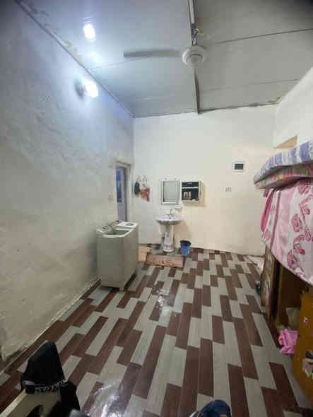 السلام عليكم بيت للبيع تجاوز مربع (الدسيم) خلف ساحه صفوان المساحه 130 متر يحتوي كراج و استقبل ومطبخ وغرفه ومساحه مقابل الغرفه ويوجد كهرباء ومي ابي خط جديد ومجاري جديدة السعر 22 وقابل للتفاوض للاستفسار الاتصال على الرقم *********** اتصل خاص ما اجاوب واتساب اكو السعر 22 #للبيع
