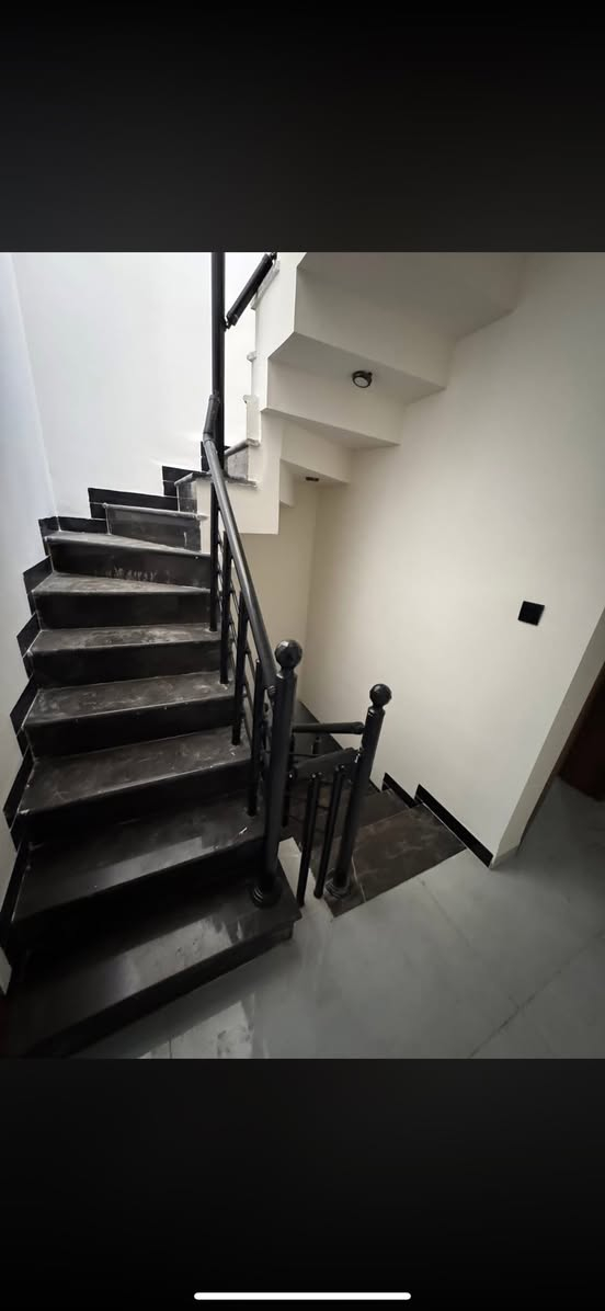 سلام عليكم
⸻

للبيع – بيت في منطقة السيــديه

📏 المساحة: 80 متر

🏠 الواجهة: 4 متر

🔨 البناء: زيرو – بناء 2025

المحتويات:

 • 4 غرف نوم

 • صالة

 • مطبخ

 • 2 خدمات (حمّامين)

📞 للاستفسار: *********** انس
