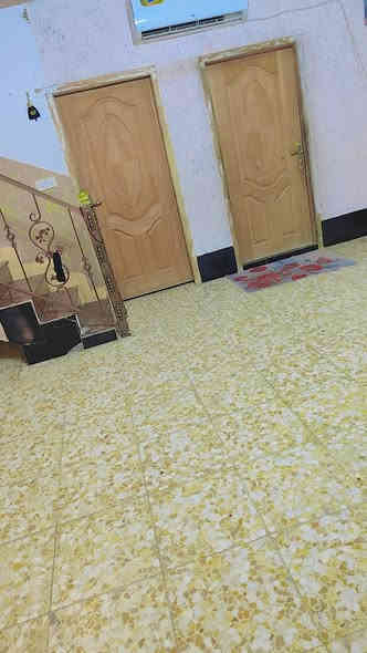 دار لبيع ابو خستاوي شارع الغسل مساحته 140م قريب على شارع كربلاء  طابقين يحتوي على غرفتين وصاله واستقبال ومطبخ وحديقه وسطحين سعره 55 مليون وبي مجال بسيط الاتصال بلرقم ***********
