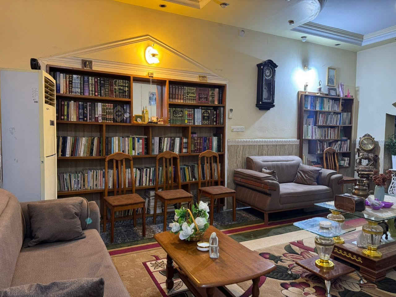 ياالله
السلام عليكم
يعلن مكتب الخبير للعقارات
وجود دار زراعي للبيع مساحه 325م طابقين

الموقع //حي المصطفئ شارع المطحنه
ع التبليط ركن مكان مميز وكلش حلو وهدوء

مكوناته //استقبال كبير  ومطبخ وصاله وغرفه نوم ومجمع صحيات داخليه وخارجيه وحديقه وكراج سياره امامي وخلفي ومنور داير البيت
الطابق الثاني //غرفتين نوم وصاله وصحيات

السعررررر //170مليون وبي مجال بصيط
للاستفسار الاتصال ***********
