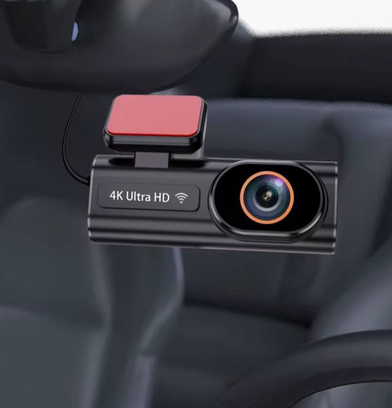 كاميرا داش مزدوجة (Dual Dash Cam).
الدقة: كاميرا أمامية بدقة 4K (2160P) وكاميرا خلفية بدقة 1080P.
زاوية الرؤية: زاوية واسعة تصل إلى 170° درجة.
الماركة المتجر: Bluavido Official Store.
المواصفات التقنية والأجهزة
المعالج والحساس: شرائح SA230D ومستشعر GC4653 لتقديم معالجة أسرع ورؤية ليلية محسنة.
تقنية الضغط: يدعم ضغط H.264 لتوفير مساحة تخزين بنسبة 50% مع الحفاظ على جودة الـ 4K.
الاتصال: واي فاي (WiFi) مدمج بتردد 5 جيجا هرتز للاتصال بالتطبيق.
التخزين: يدعم بطاقات MicroSD حتى 256 جيجابايت (الفئة 10+).
الطاقة: يستخدم مكثف فائق (Super Capacitor) بدلاً من البطارية التقليدية لتمل درجات الحرارة المتطرفة من -20° درجة مئوية إلى 70° درجة مئوية.
مميزات الأمان والذكاء
مستشعر G ثلاثي الأبعاد: لقفل لقطات الاصطدام تلقائياً كدليل قانوني.
التسجيل الحلقي: يدعم التسجيل المستمر مع الكتابة فوق الملفات القديمة.
التصميم: لمسة معدنية مطفأة (Matte metal finish).
سعرها مع التوصيل 35,000 
***********
