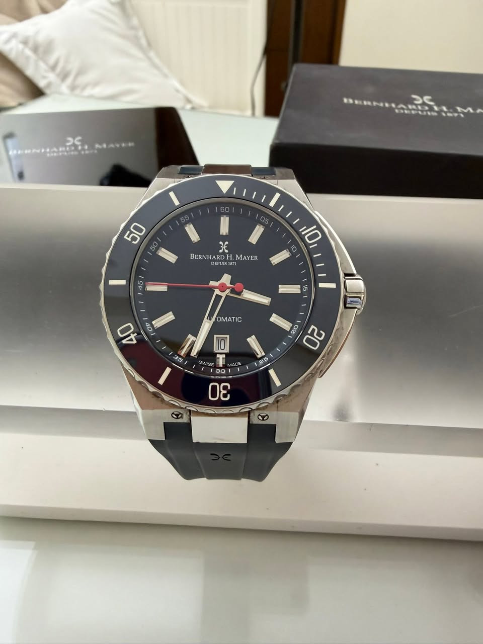 ساعه سويسريه اصليه 100% نوع Bernhard H. Mayer Chronograph موديل 2025 حالتها شبه جديده  مينا لون اسود بازل لون ازرق ستوب واتش كرونوجراف بازل دوار سيراميك ماكنه اوتوماتيك كشف  زجاج زفير مقاوم للخدش قفل بحري بوك  فراشه قطر 44 كستك ربر مع كامل المرفقات السعر المطلوب 375 دينار اردني للتواصل على الخاص او على الرقم 0785261118


**إذا كنت صاحب هذا الإعلان وتريد حذفه لأي سبب، رجاءا أرسل رسالة إلى الدعم الفني**