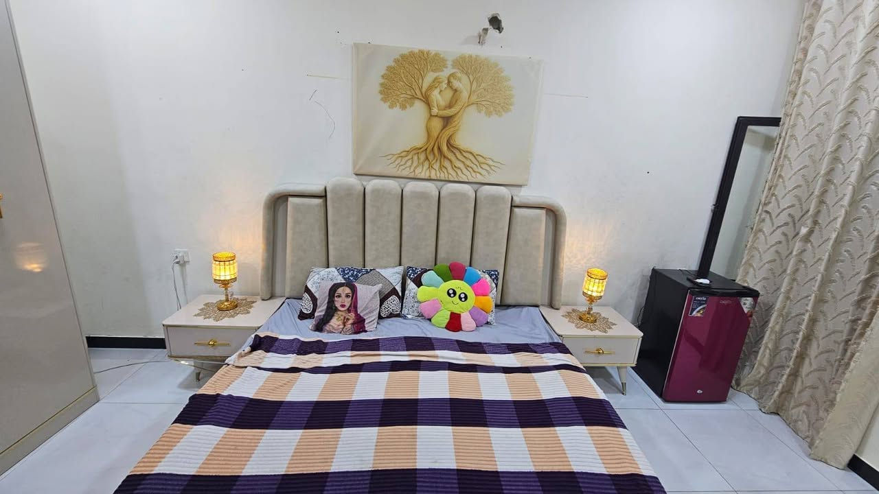 سلام عليكم عندي غرفه ايطاليه  مابيها اي شي بس الكومدي مكسوره رجليه  صير  يعني ترجع 
ب950 وبيها مجال بغداد فقط هذه رقمي ***********
