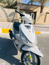 دراجة سكوتر بيضاء اللون، حالة جيدة، مناسبة للتنقل داخل المدينة. التصمي...