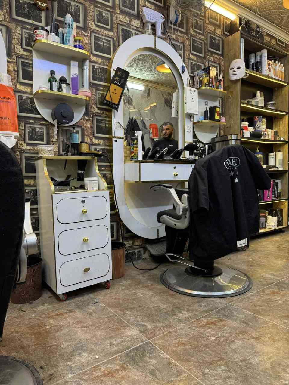 سلام عليكم غراض المحل كامله للبيع وكلشي موضح بل فديو وبل صور
3 كراسي حلاقه
3 معرض  
4 كومدي 
1 رف كبير 6 خانات 

‭0788 613 1611‬
شباب اني مكلف بلنشر اي استفسار الاتصاال ع هذا رقم
