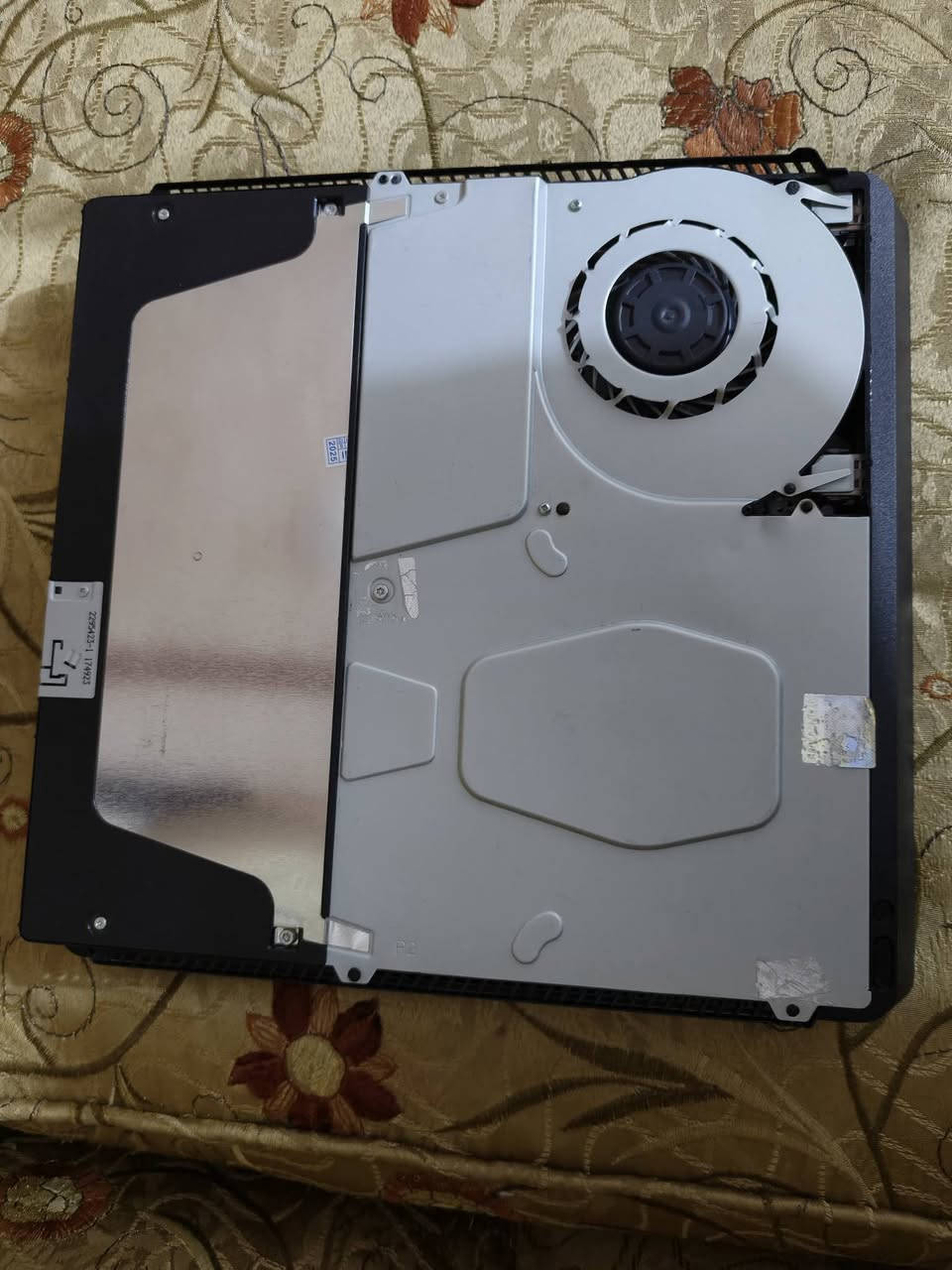 سلام عليكم إخوان!!!
بلي فور "سلم أون لاين" للبيع 
البلي ياباني نضافته 90% شرط ستيكر الشركه بي / سبب البيع : إريد أخذ سيريس اس 
البلي مكفول من كلشي بي... 
ملحقاته :
_جوستكين مثل ماموضح بلصورة 
_كيبل HDMI
_كيبل الطاقه 
_كيبل شحن جوستك
_حافضه جوستك
_كيبل اتصال بلراوتر مباشر LAN
_كارتونه البلي الأصلية 
+ ويا تلث العاب مثل ماموضحات بلصورة the last part 1/battlefeld 1/ وكود 16 
.. البلي مامخلي شي ورا وأي شي اني اخسرلكيا بلاش.. 
مكاني : ديالى _ الخالص 
تواصل عبر واتساب ***********
أو عبر هاذا حسابي في المازنجر
