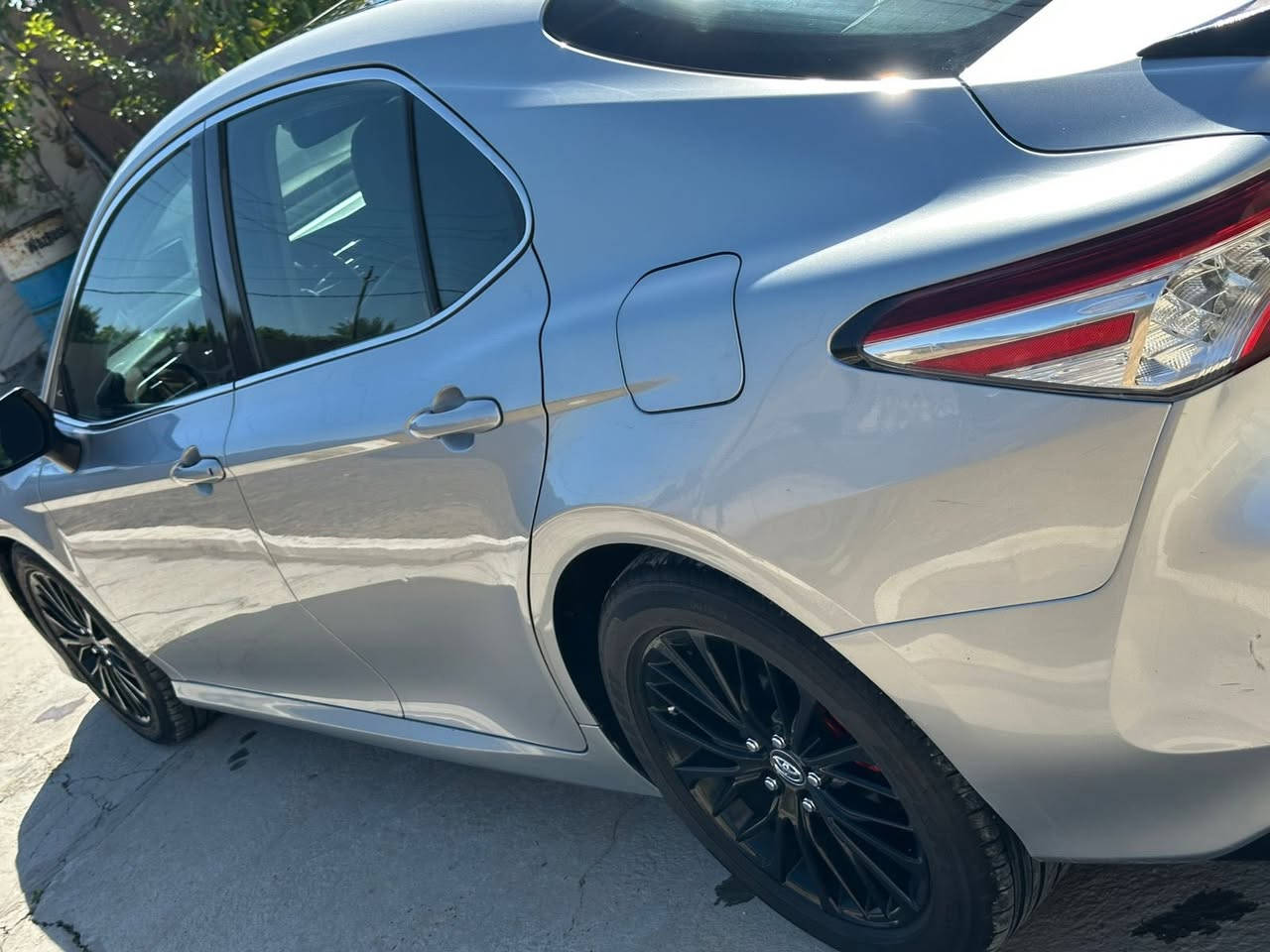 كامري 2018
رقم بغداد باسمي سنويه جديده لل 2031
ماشيه 66 الف مايل
———
فول مواصفات 1/1 اعلى فئه XSE
اربع كاميرات اماميه وجوانب وخلفيه
بنوراما
داتا شو
حساس امامي + خلفي
رادار 360 درجه
داخل صاج
اضاءه ترحيب علامه تيوتا كامري
اناره لد داخلي 
———
الحادث كما موضح بالصور فقط بنيد مبدل اصلي نفسه اللون
البدنه بخشم الشاصي بيه تعديل بسيط

ملاحظه / السياره اجه بيه ثلاث قطع كلير من امريكا بدون فتح وبدون ضرر  عدا براغي الصندوق مفتوحه فقط
—-
العنوان بابل - الحله
رقم الهاتف / ***********
