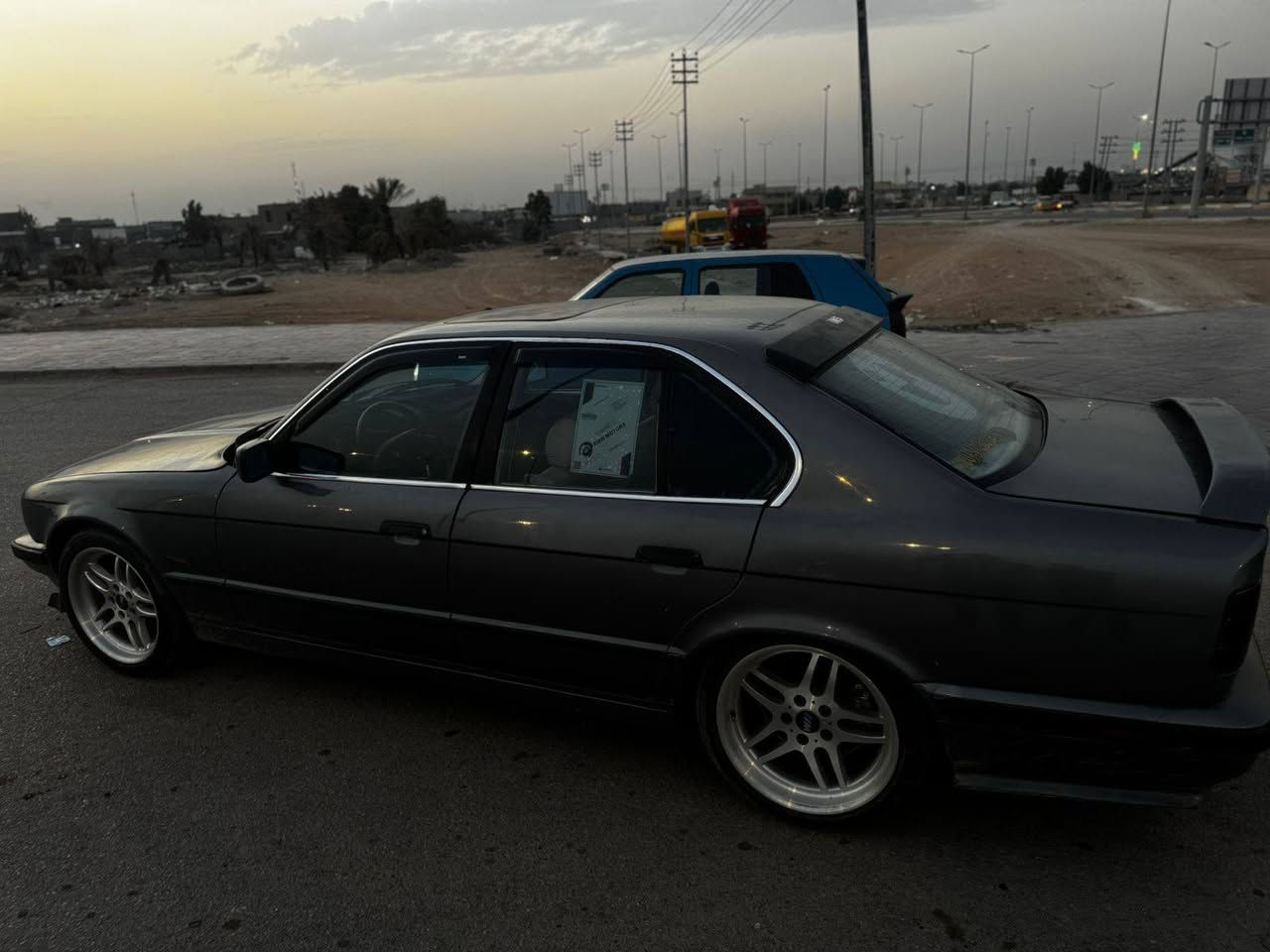 bmw موديل 1991 525 مسكر عدل 
سياره باسمي رقم دولي 
صبغ حزام بيه طخه بجاملغ اليمنه
كت كامل m سياره كلش نضيفه ومابيها نقص
سنتر لوك .سستم صوت .فتحه . كير. محرك حداديه  كله جديد 
سعرها 65مكاني كربلاء 
***********
