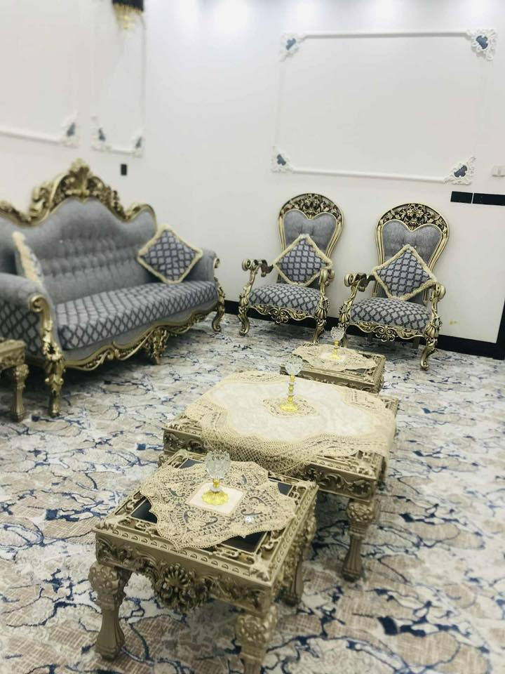 السلام عليكم
طخم ملكي زان 6 قطع مع أربع طبلات صغير واحد كبير 
الطخم حيل نضيف والسعر 950 الف التواصل عل الأرقام الاتية
اسيا ***********
كورك***********
