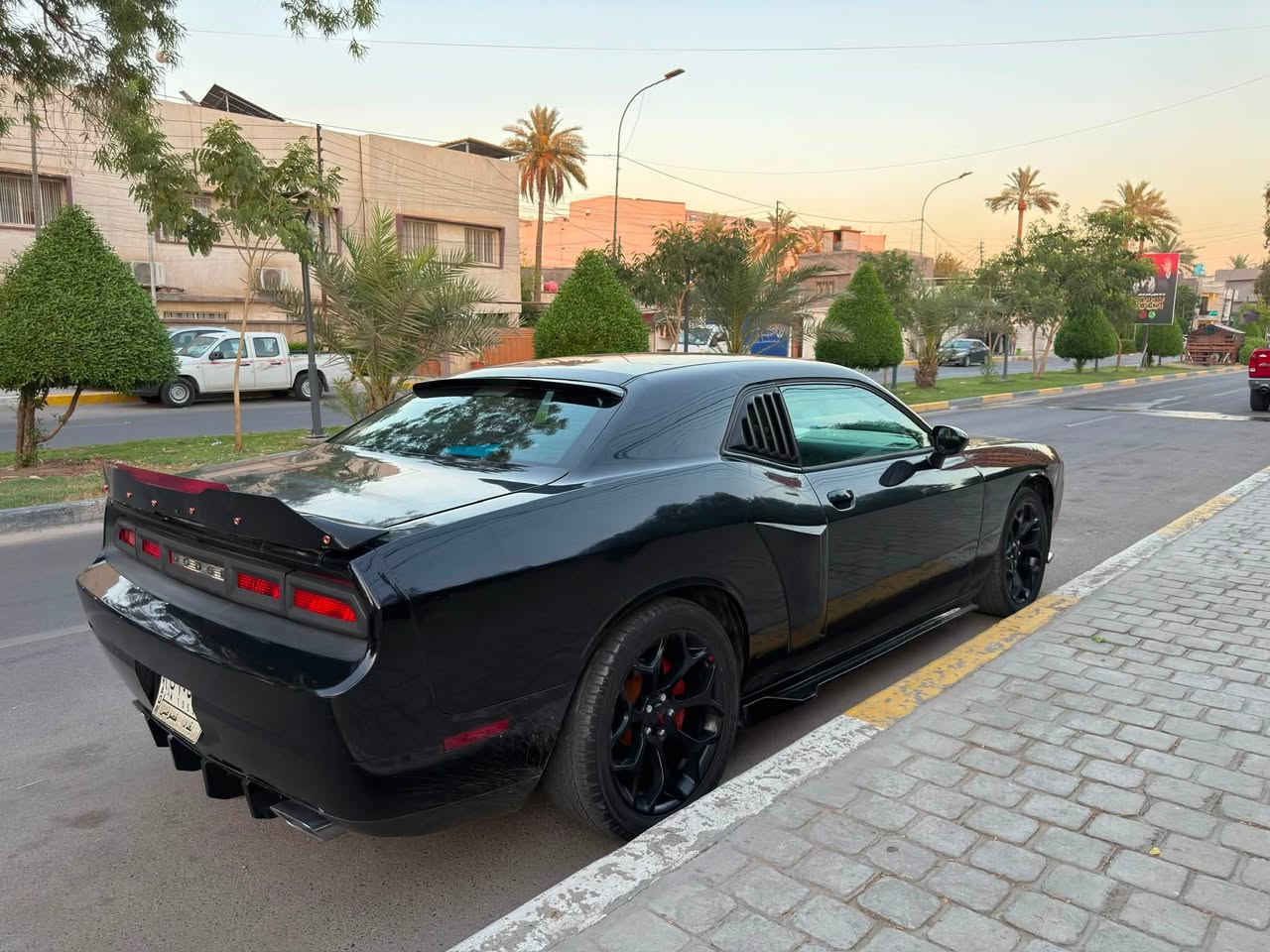 جالنجر 2014
حادثها مثل ما موضح كدامكم نص جاملغ وبنيد صبغ 
وباب السايق اتبدل ببلادي اصلي نفس اللون بدون صبغ .

عليها بلكات ريسنك 
عليها ستتم اكزوز كامل مع X بايب.
عليها كل الكماليات  ( لحية ، دووس، دفيوزر ، سبويلر ، شفقة و احزمة امان احمر ) .
ودهن امزويل وبانزين محسن معتني بيها كلش .

مكينة جديدة كفالة هي والكير والكهربائيات والتبريد. 
مكاني بغداد سعرها 98$ وبيها مجال جداً جداً بسيط 
*********** متوفر خاص او واتساب.
