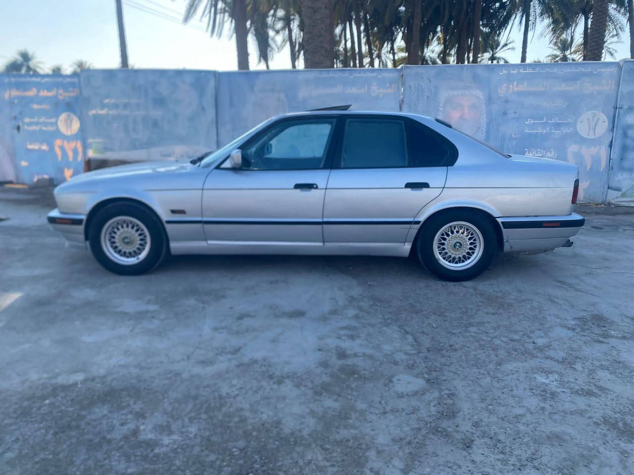 يا الله 525 اصل بليته وتكمه 1990
محرك مسكر عدل 25 نعومه فول 
كير الماني 
شلعه تحرك التاير جواهه 
شرط ترايك 200
فلنجات دسكات جدد 
عزل صوت فول بيهه 
تخم تاير 
رادتر جديد 
بجم عريض 
سلايت شغال 
تبريد شغال ثلج 
دركه ام 
سستم صوت جديد 
برده خلفيه وبردات جانبيه بلاد 
غرفهم جلد جديده 
كهربيات بلاد 
مالكه عربي تريد تحويل تريد وكاله 
مكان بابل ***********. السعر 62
