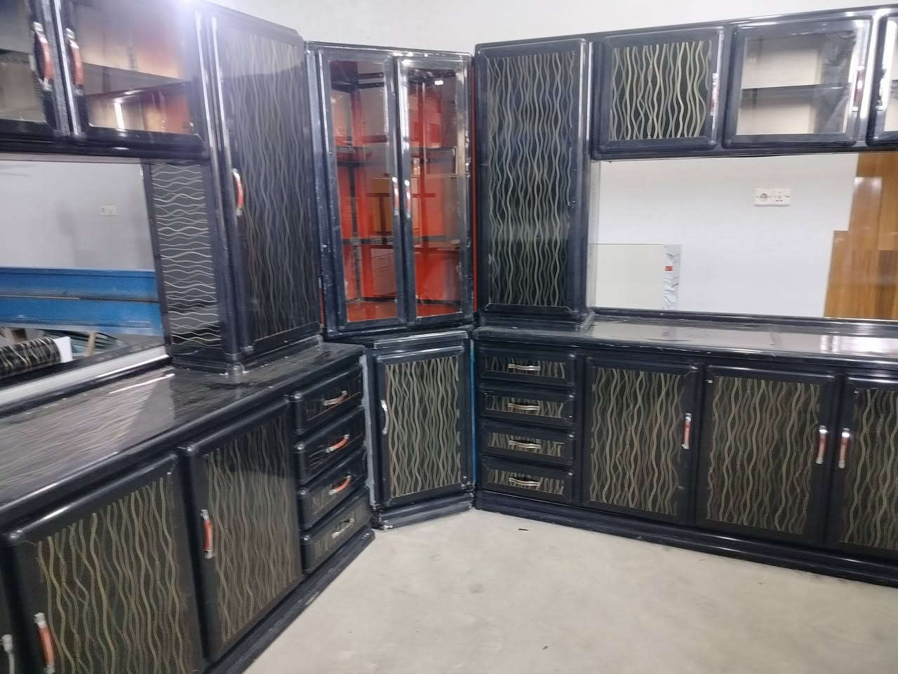 كاونتر المنيوم 7قطع نضيف جدا سنك مرمر اصلي عنوان موصل حي الوليد الشارع الرئيسي هاتف ***********
