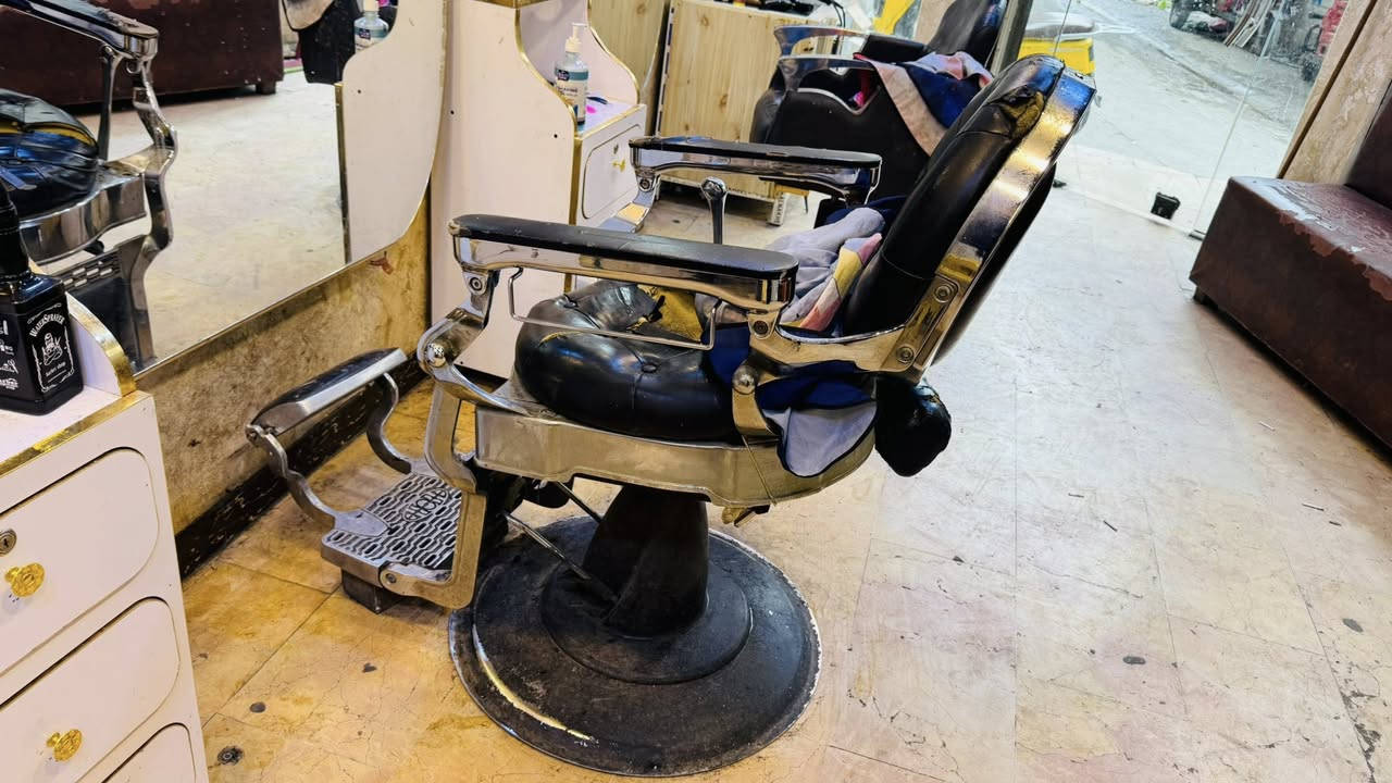 السلام وعليكم ميوزه جدد اشكد ما تصور صار ٣اشهر ماخذهن 
وكراسي شوفت عينكم عدد٢كراسي للبيع سعرهن ٣٥٠ مكاني بغداد الكفاح رقم ***********
