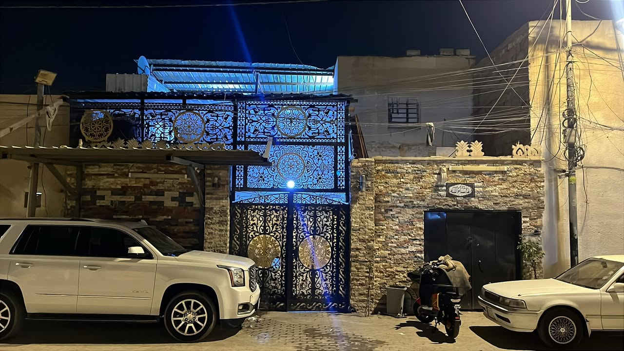 السلام عليكم
بيت للبيع في منطقة الشعلة الحيانيه 

البيت يتكون من طابق و نصف بناء حديث 

تفاصيل البيت 

يوجد محل ضمن البيت 

 أربع غرف نوم غرفتان في الطابق الأول و غرفتان في الطابق الثاني 

استقبال كبير 

مطبخ حار بارد 

حمامات شرقي و غربي 

ملاحظه / الدرج خارجي للغرفتين الطابق الثاني و يوجد مساحه للبناء في الطابق الثاني 

سعر البيت 130 مليون 

ونرفق لكم تصوير البيت 

ومن الله التوفيق

2026/1/16 

للاستفسار/ مكتب عقارات انوار الزهراء 

***********
