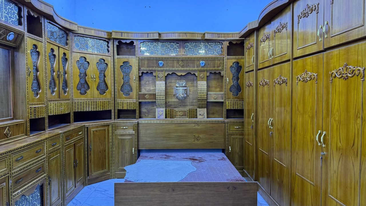 يوجد غرفه نوم صاج عراقي شرط حطاطه اربعينه قطعتين نضافه فول السعر مليون و٢٠٠ للاستفسار الاتصال ***********
