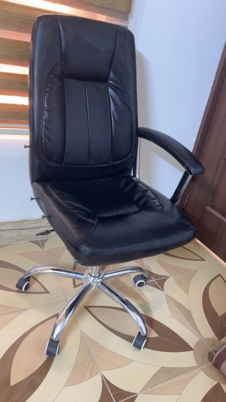 لە هەولێر کورسی دەوار بۆ فرۆشتن یەک دەسکی شکاوە زۆر پاکە چەگ و قاچ و تایەکانی بئ کێشەیە 35 هەزار أربيل, العراق


**إذا كنت صاحب هذا الإعلان وتريد حذفه لأي سبب، رجاءا أرسل رسالة إلى الدعم الفني**