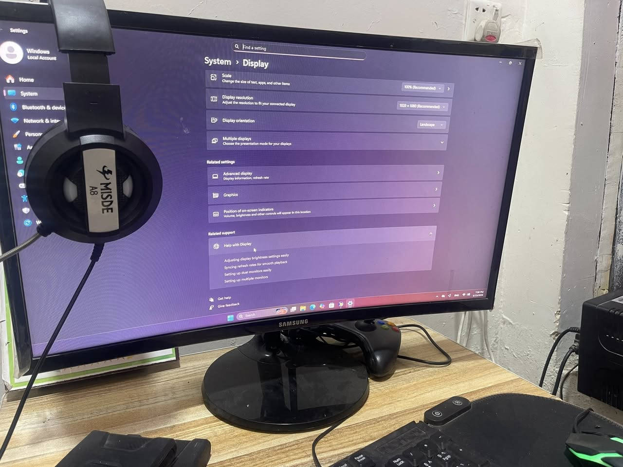 المعالج (CPU): AMD Ryzen 5 5600X (معالج قوي وسريع جداً للألعاب والرندرة والتصميم).
• كرت الشاشة (GPU): MSI NVIDIA GeForce RTX 3050 (ممتاز للألعاب الحديثة وبرامج المونتاج والذكاء الاصطناعي).
• الذاكرة العشوائية (RAM): 48GB (حجم ضخم ومثالي للتصميم الثقيل والبرامج الهندسية والألعاب بدون أي تعليق).
• التخزين (Storage): يحتوي على هاردين:
1. SSD بمساحة 477GB (سريع جداً ومخصص للنظام والبرامج لسرعة تشغيل فائقة).
2. HDD بمساحة 932GB (تقريباً 1 تيرابايت مخصص لخزن الألعاب والملفات الكبيرة).
الملحقات المشمولة بالبيع:
• الشاشة: Samsung Curved (منحنية) بحجم 24 إنش وبدقة Full HD 1080p، نظيفة جداً وألوانها ممتازة ومريحة للعين.
• جهاز الـ UPS: خازن ومثبت طاقة لحماية الحاسبة من انقطاع الكهرباء المفاجئ وتقلبات الفولتية.
• الوايرات: جميع كابلات الطاقة والـ HDMI الأصلية مشمولة.
حالة الجهاز والضمان:
• كل القطع مستعملة نظيفة جداً، خالية من أي مشاكل أو عيوب وبشرط الفحص والتجربة قبل الشراء. للبيع ♥️🌺


**إذا كنت صاحب هذا الإعلان وتريد حذفه لأي سبب، رجاءا أرسل رسالة إلى الدعم الفني**