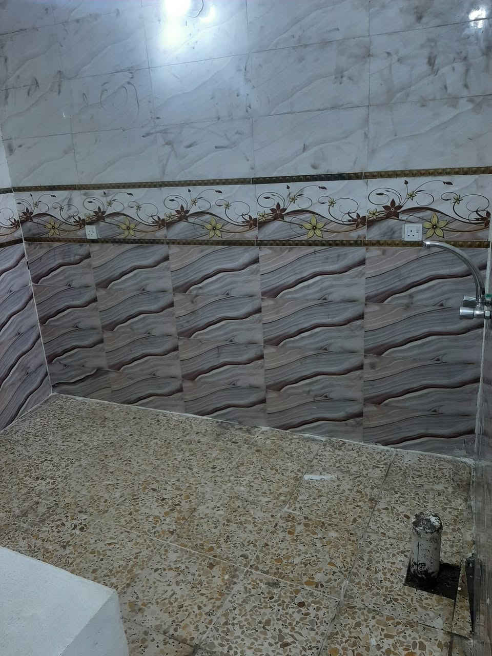 الإيجار الإيجار الإيجار فقط 
عرض جديد يوجد بنايه جديد حديث البناء 2024 تتكون من ٦ مشتملات 
٣ طابق ارضي و ٣ طابق اول كل مشتمل يتكون من غرفتين نوم وهول وصاله ومطبخ وصحيات ومنور متوفره كل الخدمات من ماء وكهرباء وتانكيت مي ومطور مي وجاهزه من كلشي ومامسكونت من قبل والي يجرهن حسب طلب تصبح مشتملات سكنيه او مدرسه اهليه او روضة او مجمع طبي لان الموقع مميز جدا في قلب ديالى بعقوبه المركز منطقه السراي القيصريه قرب شارع العام خريسان وقرب عياده الشعبيه البنايه تقع بين شارعين شارع العام خريسان وشارع القيصريه وأسعار اليجارت طابق ارضي ٣٠٠ الف وطابق االاول ٢٥٠ الف فقط والاستفسارات اكثر تعال لمكتب وشوفهن عنوان المكتب السراي منطقه القيصريه مقابيل البريد القديم مكتب سمير الربيعي العصر موجود فقط من ساعه ٣ ضهر الي ١٢ ليل والخاص مازنجر مفتوح لي ستفسار
***********
