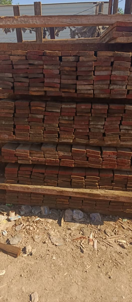 لوح للبيع طول 4 متر الكمية 6 مكعبات سعر المكعب 400 الف مع بلاويد روسي  اوموجود همين صيني مع جكات حاضن سعر المفرد 25 الف  
العنوان:  حلة  مركز المدينة
للاستفسار:   ***********
