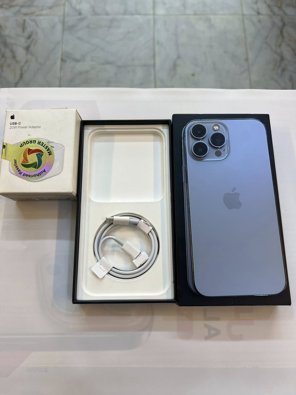 ايفون 13 برو ماكس 256 ذاكرة
بطارية 95‎%‎
نضافة 100‎%‎
كامل ملحقات الاصلية شركة ماستر 
اصلي وبيه ضمان لوكالة 
استخدام قليل
السعر مناسب
***********
العنوان القطاع شارع السوك مجاور عوينات الكرار 
مركز الشمس
