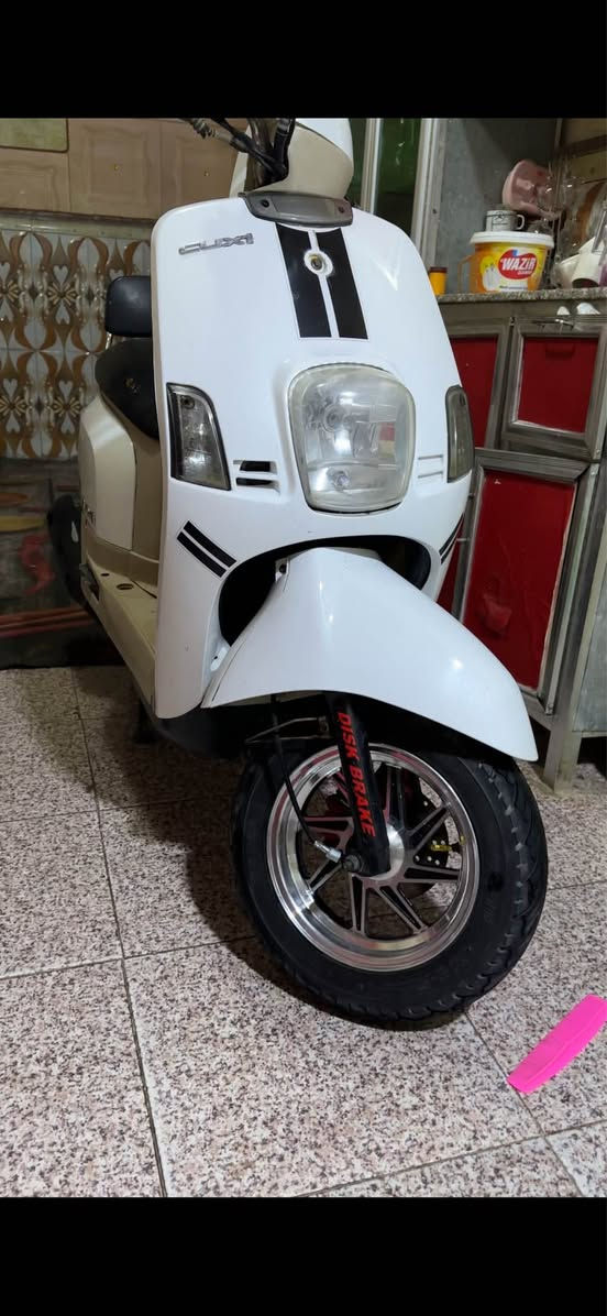 اسلام عليكم   
ماكس بوليس  بلاديه  الدراجه  سلف كابريته   بلاديه كلشي شغال بيها سلف هندر    اشاير  اصطاب ورا   عداد  الدراجه خرسه  فوك ما تتصور  الدراجه  ما بيها شي ما بي لايت امامي صطاب  اشير كفراتها سوادتها متل المكينه  ما مبينه مفتوحه ودا تجي تشوفها   وما مبينه بوشتها بلاديه   بس هيه مفتوحه ولفات بس  ولفات فقطط اكفلك الميكنه  من غير الولفات  متكد ميه بل ميه  مكاني بصره زبير سعرها 850 وبيها مجال  رقمي *********** الزبير, البصرة
