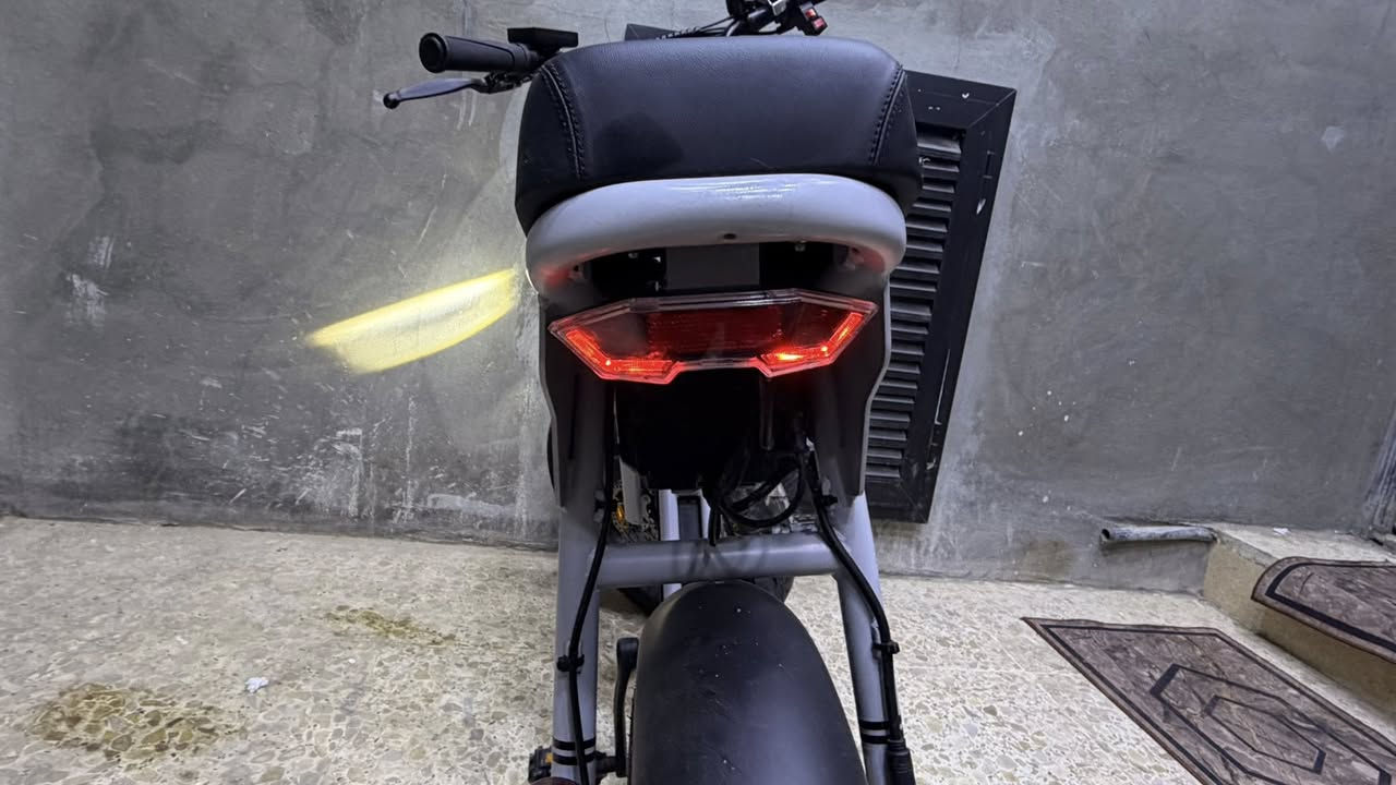 سلام عليكم من رخصت الدمن
دراجة كهربائية من ماركة(E-Bike) للبيع

مواصفات 
بطارية ليثيوم 🔋
مصباح امامي عدسه 💡LED
وخلفي LED
بريك امام خلفي ديسك
كير ثلاث نمر 
زر قطع كهرباء 
السعر 8$ورقات
تواصل ***********
