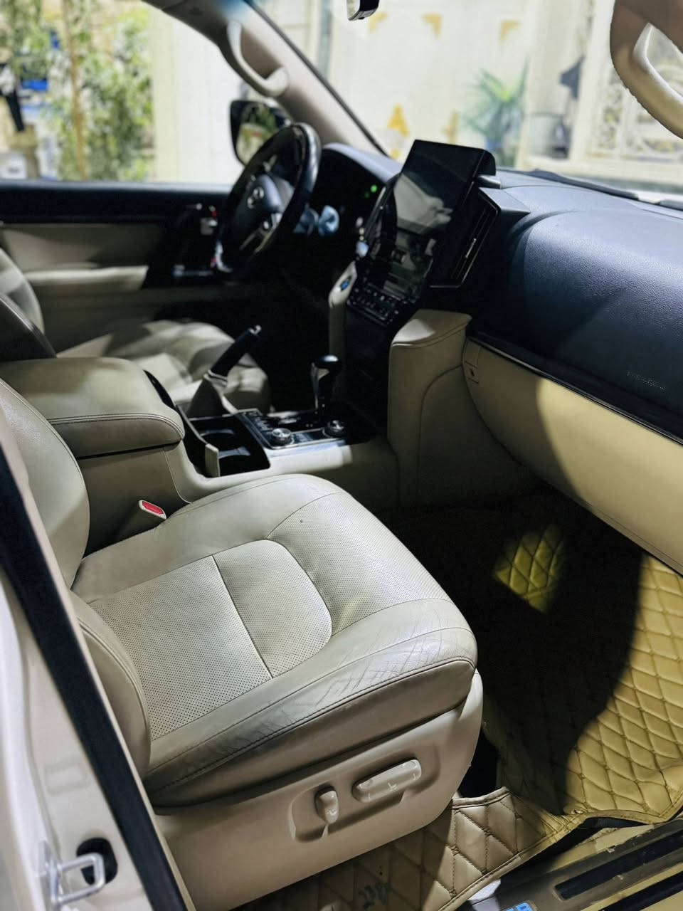 السلام عليكم 
لاندكروز 2020 ساز باب اول اصل 
بغداد بأسمي 
بيها نص جاملغ خلفي كلير 
ماشيه 135 
مكاني حله 
سعر 518 مجال بسيط 
استفسار ***********  اتصال او واتساب
