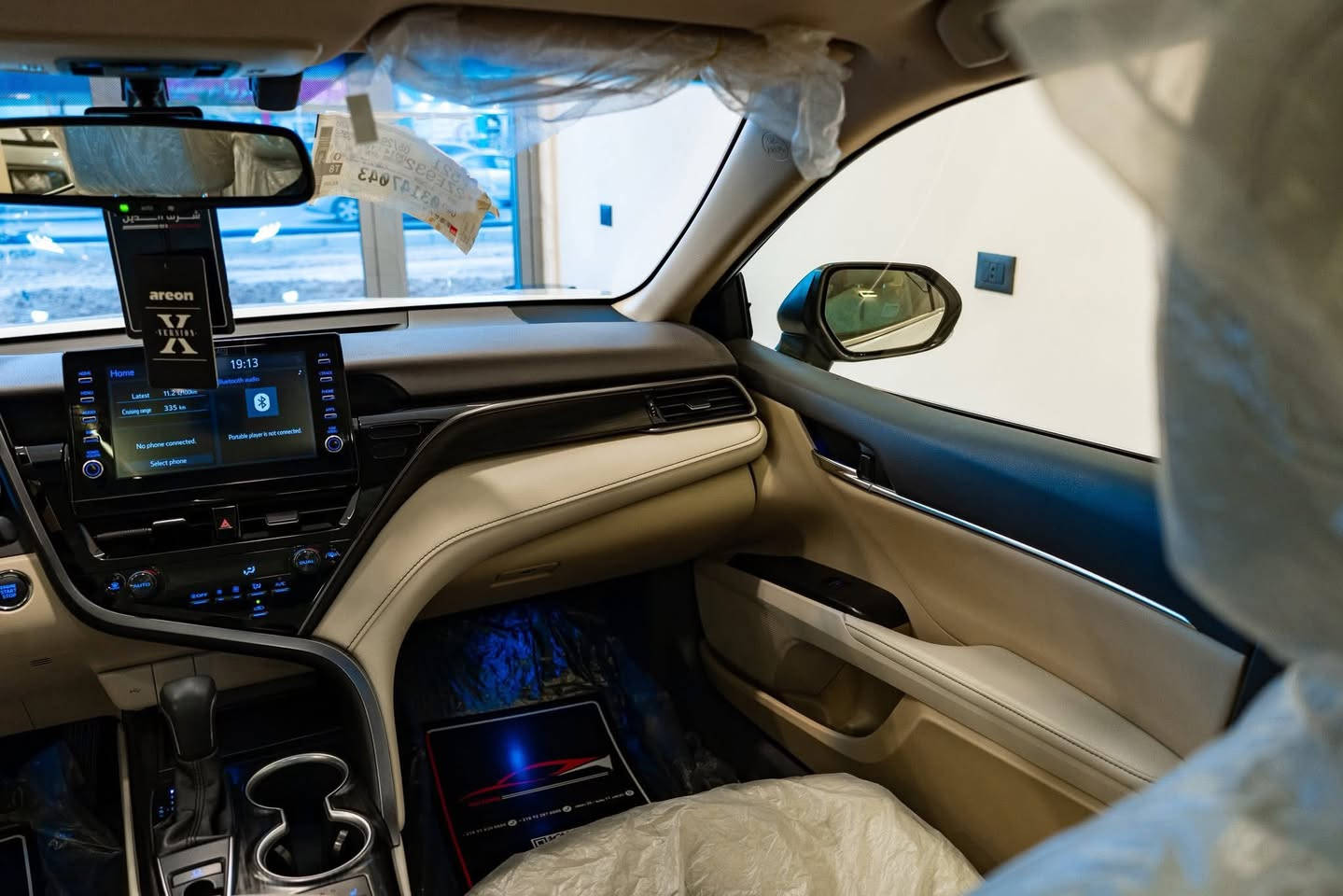Toyota Camry Hybrid 2023
:للبيع  ماشية 20 الف فقط 
وبأسمي رقم بغداد وكالة عبد الطيف 

* المحرك: بنزين 2.5 لتر 4 سلندر + موتور كهربائي (Hybrid)
* القوة الكلية: حوالي 208 حصان
* الجير: CVT أوتوماتيك (ناعم جدًا بالقيادة)
* الدفع: أمامي FWD
* صرفية البنزين: ممتازة جدًا، تقريبًا 22–24 كم/لتر (حسب السواقة)  

الخارجية (فول):

* جنوط 18–19 إنج
* ليتات LED أمامية وخلفية
* فتحة سقف / بانوراما (حسب السوق)
* مرايا كهربائية مع طي
* حساسات أمامية وخلفية
* كاميرا خلفية 360 أحيانًا (حسب الوكالة)

الداخلية:

* شاشة وسطية 9 إنج تقريبًا
* شاشة عدادات رقمية / HUD
* شاحن لاسلكي
* تشغيل بصمة (Smart Key)
* ستارت زر

الراحة والسلامة:

* مثبت سرعة راداري (Adaptive Cruise)
* نظام المحافظة على المسار
* Blind Spot Monitoring (نقطة عمياء)
* فرامل طوارئ أوتوماتيك
* 7–10 إيرباغ
* ABS + Traction Control


**إذا كنت صاحب هذا الإعلان وتريد حذفه لأي سبب، رجاءا أرسل رسالة إلى الدعم الفني**
