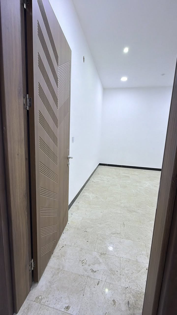 بناء ‏استثمارية أو سكنية للبيع 
‏محتويات البناية ثلاث وحدات سكنية كل واحدة سكنية تحتوي على اثنين غرف نوم صحي ات صالة مطبخ بالوجه بناء والشغل شركة هندسية شغل درجة أولى كل طابق مفصول عن الثاني الاستفسار *********** توفر لدينا عروض أخرى في حي الجهاد مكتب العدل العقار ￼￼
