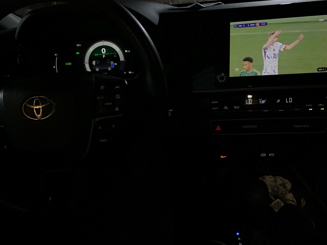 سيارة تويوتا كامري موديِل حديث، نظيفة وجديدة، باستعمال خفيف. خارجية لامعة وداخلية مريحة ومجهزة بشاشة متطورة. استمتع بأداء مميز وراحة في القيادة. السعر قابل للتفاوض.