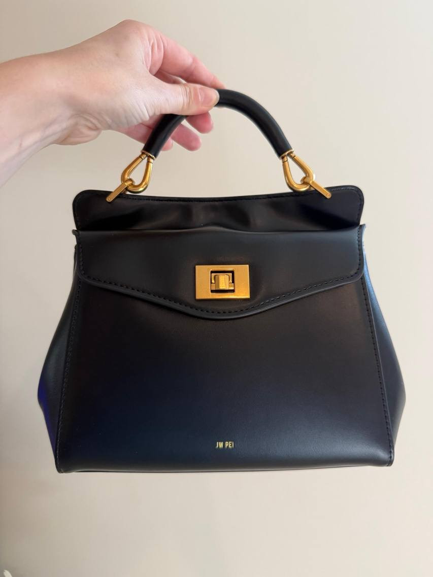 هذه شنطة يد كلاسيكية طراز لوسيا من JW PEI باللون الأسود مصنوعة من الجلد النباتي، وتتميز بمقبض علوي وحزام كتف قابل للتعديل والفصل وإغلاق بقفل ملتوي. حلة, بابل


**إذا كنت صاحب هذا الإعلان وتريد حذفه لأي سبب، رجاءا أرسل رسالة إلى الدعم الفني**