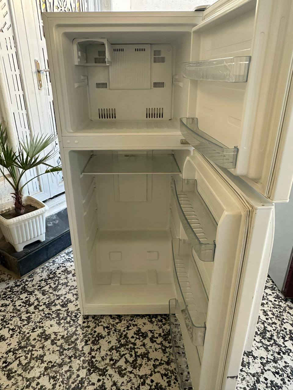 ثلاجة حجم كبير تبريد فول السعر ١٥٠ الف رقم المبايل ***********
