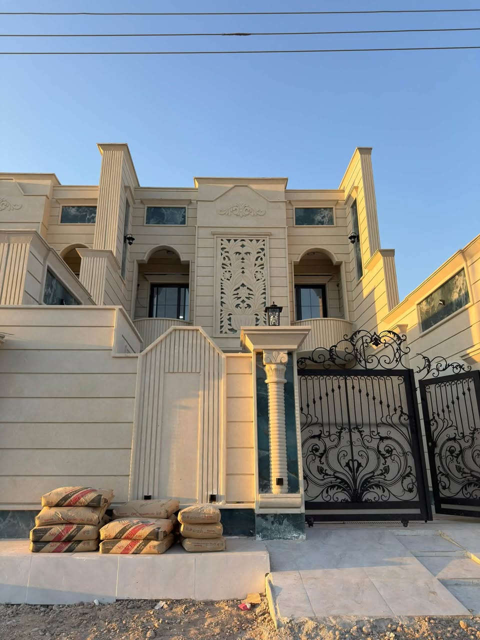 بسم الله الرحمن الرحيم
السلام عليكم ورحمة الله وبركاته

🏡 للبيع: 3 دور تونات زيرو

📍 الموقع: تكريت – الديوم – منطقة الـ12 ألف، قريب وعلى شارع 30 متر تبليط

📐 مساحة كل دار: 210 متر مربع

* الواجهة: 7 متر

* النزال: 30 متر

🔹 تفاصيل الدار:

* 4 غرف نوم

* استقبال

* مطبخ

* كراج

* مجاميع صحية

✨ المواصفات والتشطيبات:

* تنفيذ فاخر وشغل متقن

* واجهة حجر حلان أخضر

* تشطيب ملكي متكامل

* أرضية بورسلين هندي

* سحب مودرن

* نظام صحيات دفن

* نظام تصريف متكامل

* جودة عالية وتشطيب راقٍ

📞 للاستفسار والاتصال:***********
