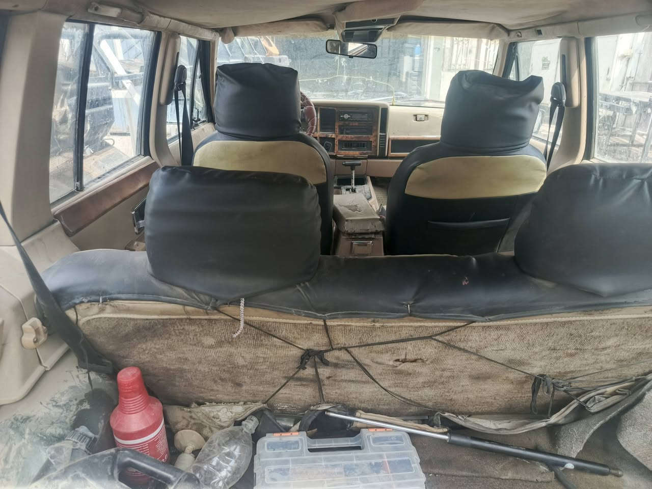 السلام عليكم اصدقائي الاعزاء جيب شيروكي موديل ٩١محرك كير بلادي سنوية منتهية من سنة ٢٠٢٠ رقم ديالى عضمتها بس البنية مكسور قاعدة موضربة حلوة السيارة شغالة  بس يرادلها ترتيب السعر نهائي ٢٠ورقة مكلف بلنشر للتواصل *********** السعر نهائي
