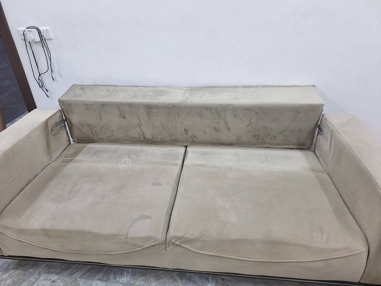 السلام عليكم للبيع تخم تركي سرير 10 مقاعد السعر 500 الف مع كاونترات الخارج  HDF والداخل المنيوم مع طباخ منضدي السعر500 الف المكان نفق الشرطه للإستفسار ***********
