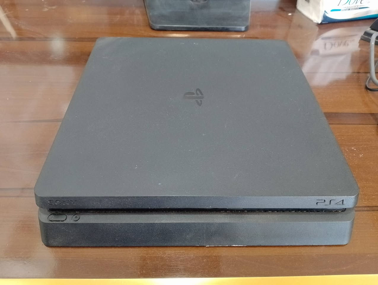 جهاز ps4 للبيع توجد فيه ١٠ العاب منها ريد ٢ و جيتي اي 5 و بتلفيلد للبيع او مراوس بجهاز أيفون للاستفسار ***********
