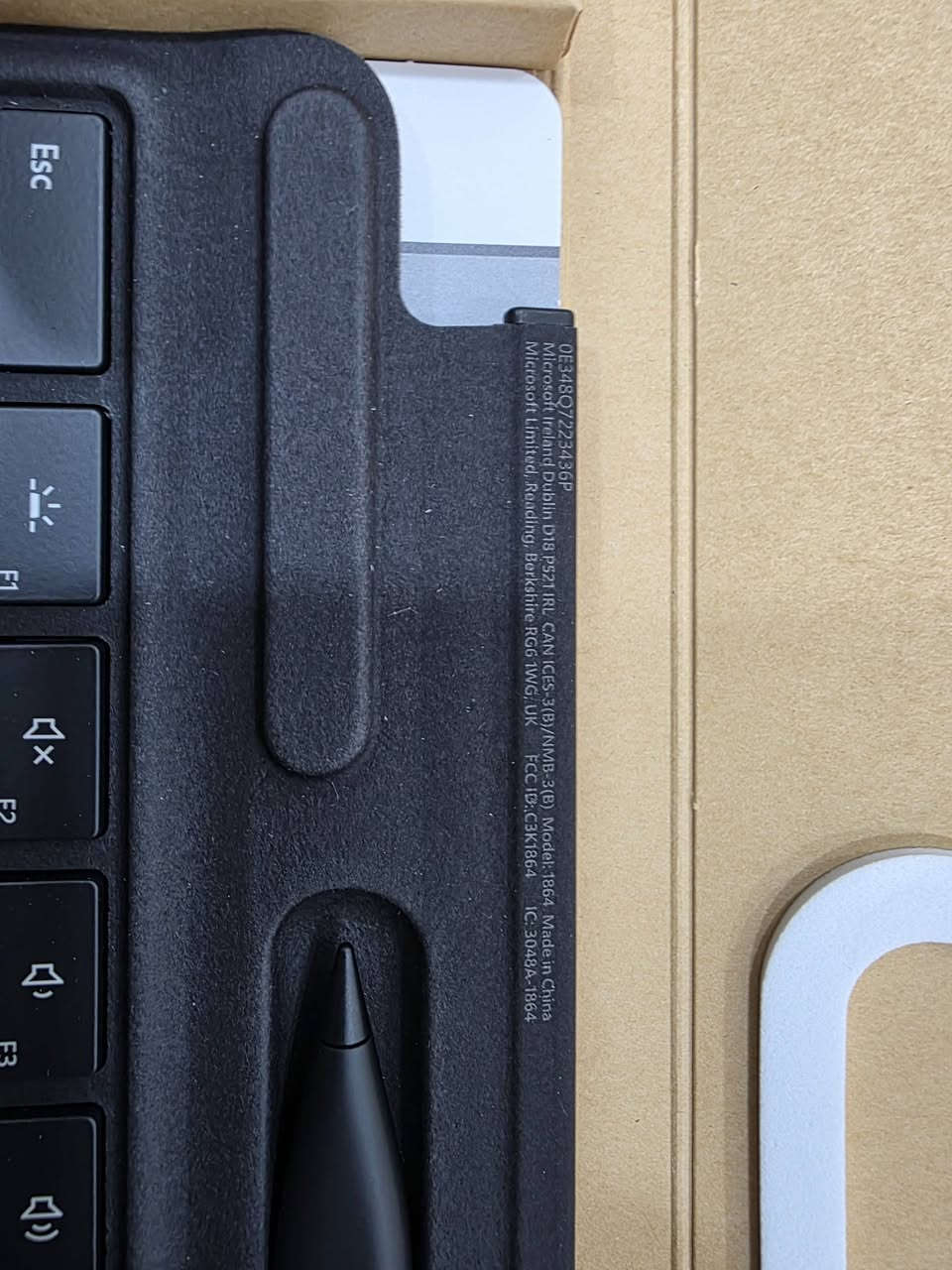 العنوان: للبيع كيبورد سيرفس برو الأصلي مع القلم (Microsoft Surface Pro Signature Keyboard with Slim Pen 2)
للبيع كيبورد سيرفس برو الأصلي مع القلم

​الحالة: (جديد غير مستعمل).

​الملحقات: الكيبورد + القلم الذكي (Slim Pen 2) مع ميزة الشحن اللاسلكي داخل الكيبورد.

​التوافق: يعمل بكفاءة عالية مع أجهزة Surface Pro 8 و Surface Pro 9 و Surface Pro X.

​اللون: أسود (Black).

:  (Microsoft Surface Pro Signature Keyboard with Slim Pen 2)
اخر قطعتين السعر ٢٠٠ الف قفل 
***********
واتساب أو اتصال
