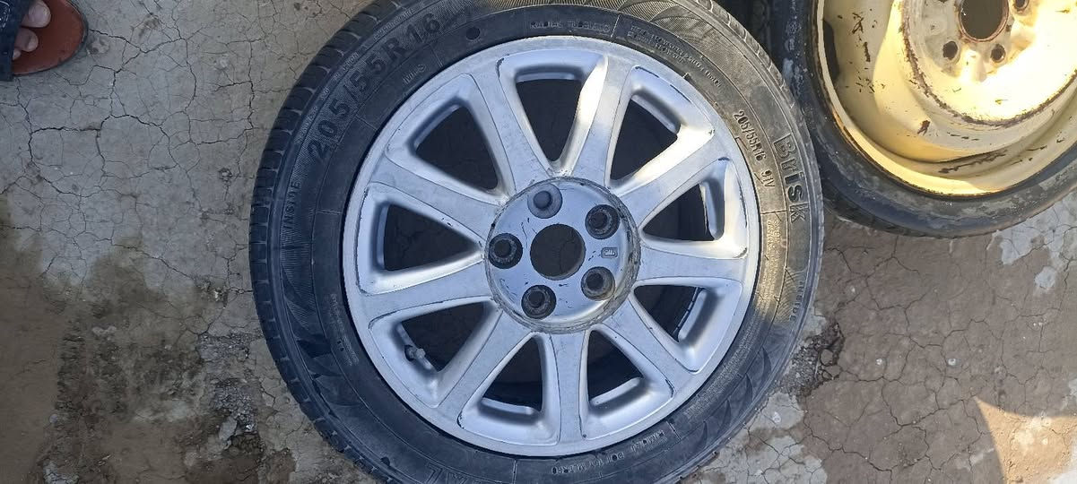 سلام عليكم 
من رخصت الادمن تايرات عدد 2 جنون وسبير نغل 1
وبك لايت جنون شغال 
ومرايات كهربائيه شغاله بيعهن كلهن سوا سعر (( 150الف ))قفل
عنوان البصره / القرنه
رقم/*********** متوفر واتساب
