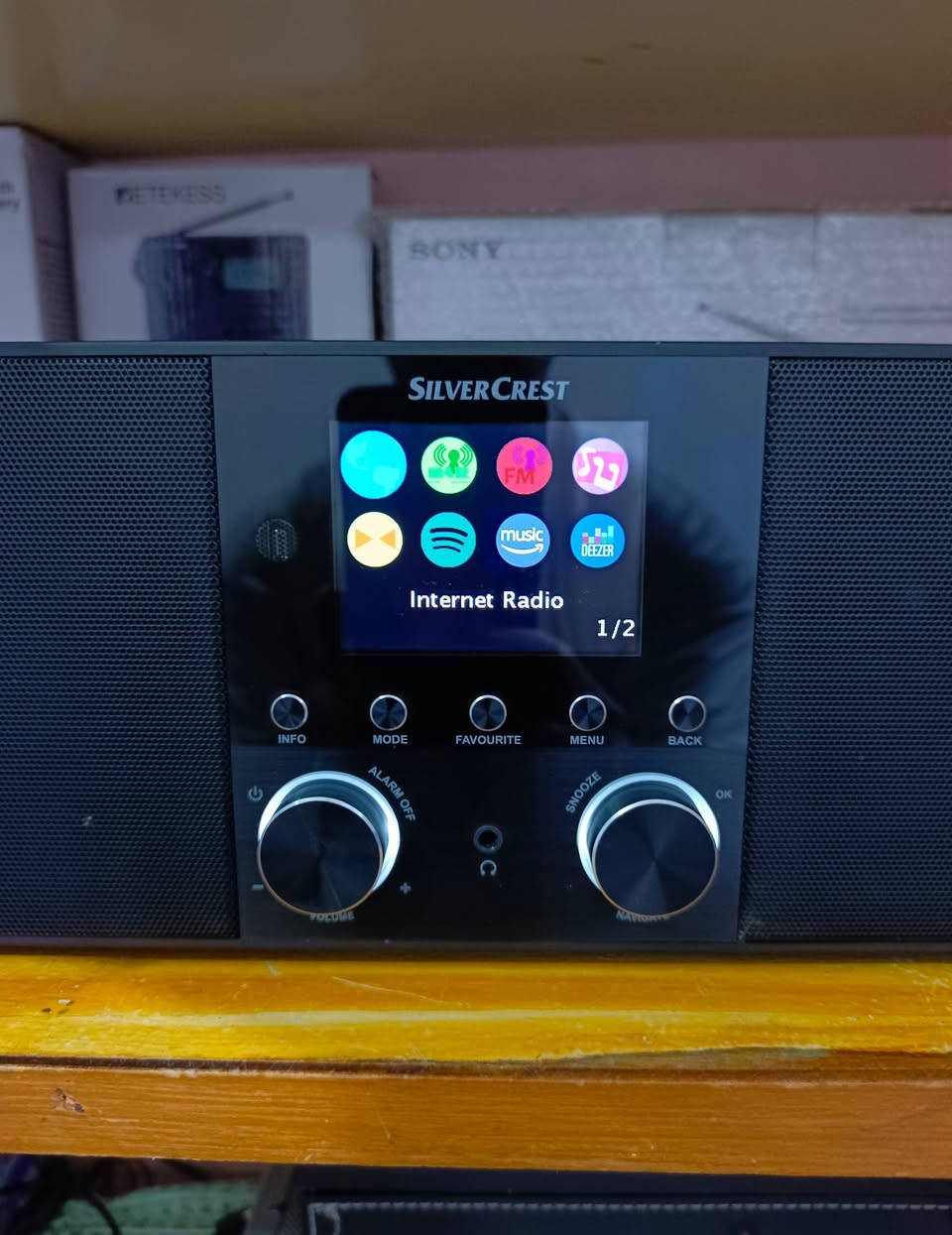 راديو انترنت سلفر كرست
شركه المصنعه. SiLVER CREST
صنع. 🇩🇪 ألماني
انترنت واي فاي
ايضا منفذ لاين كيبل انترنت مباشر من راوتر 
موجه FM
منفذ اواكس
منفذ USB يشغل صوتي MP3 
شاشه ملونه
يشتغل محوله خارجيه ١٢ فولت
ميزه حفظ محطات مفضله
ستيريو صوت مجسم قوي جدا ونقي
منفذ سماعه خارجيه
ملحقات شاحن فقط
جهاز لوك جديد 🆕
اي استفسار بعد تعليق يوصلك السعر وبالخدمة 🌹


**إذا كنت صاحب هذا الإعلان وتريد حذفه لأي سبب، رجاءا أرسل رسالة إلى الدعم الفني**
