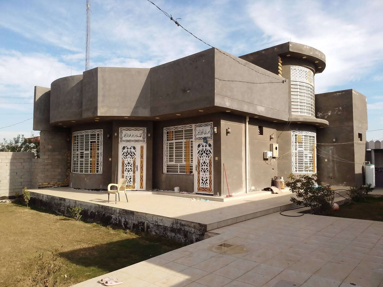 السلام عليكم يوجد بيت للبيع .المساحه 430 متر مساحه البناء 130 متر طابو زراعي سند 25 .  الصياحه قرب مرقد الأمام سليمان يبعد عن التبليط 100 متر بناء حديث كامل خدمات
***********
***********
