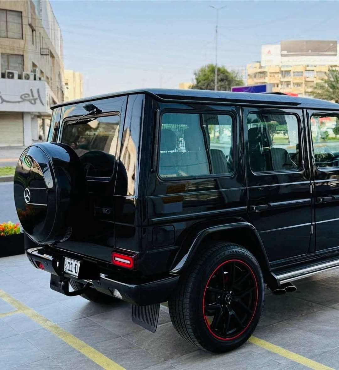 سيارة مرسيدس
جي كلاس 2016 فئة G63 AMG  خليجي سيارة دفع رباعي نوع المحرك: V8 توين تيربو سعة المحرك: 5.5 لتر 
المقاعد: جلد فاخر (Designo) بخواص التدفئة والتبريد والمساج 
شاشات الاساسية +عدد 2 في المقاعد 
فتحة سلايد 
نظام صوتي محيطي فاخر 
المكابح نظام منع انزلاق (ABS) مع نظام الثبات 
محدد سرعة
السيارة مغلفة اسود 
بيهة صوت كزوز مخيف 
رقم بغداد جديد و هزة جديد  شبه مميز
رقم الهاتف *********** ابو نرجس
